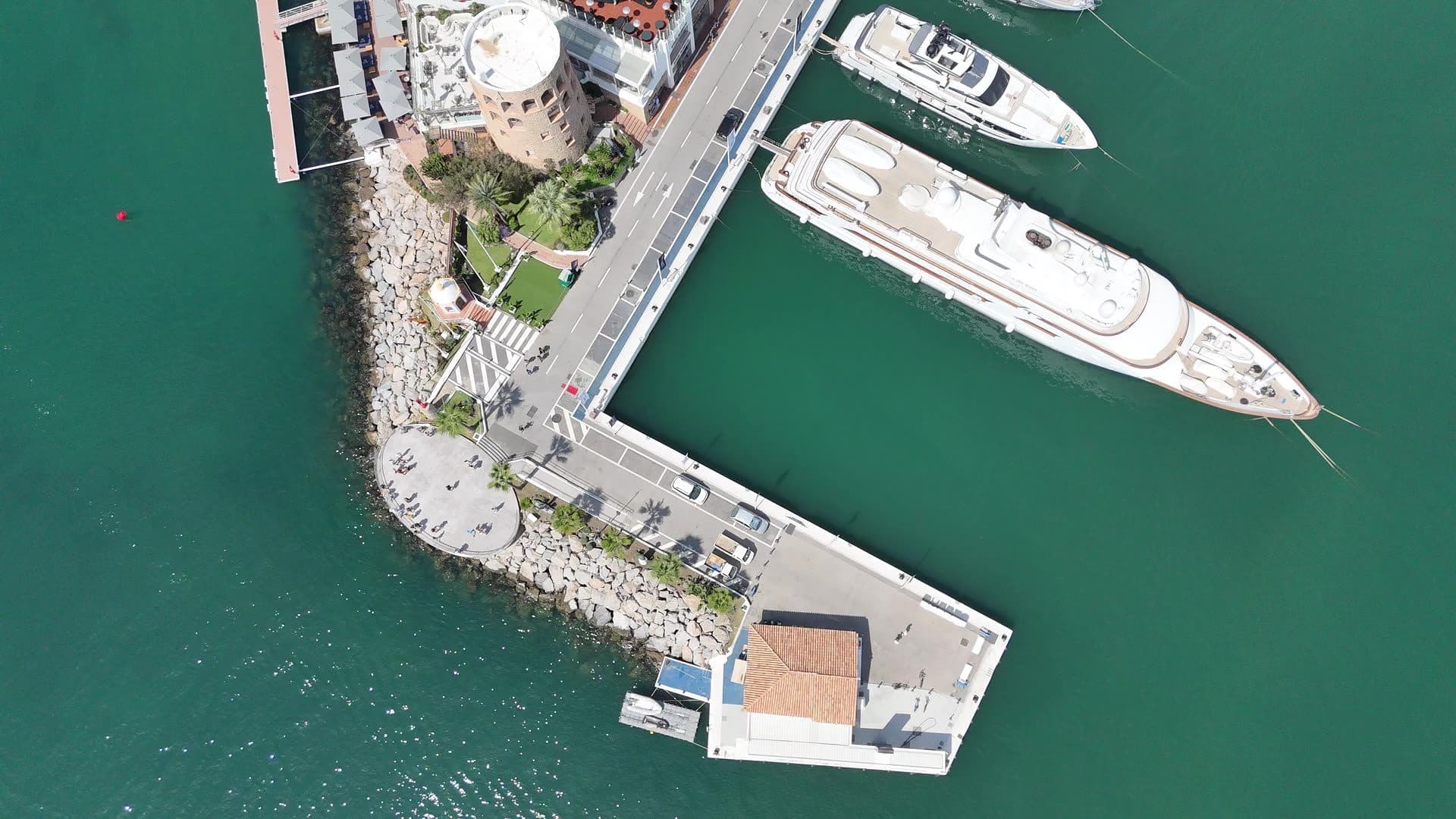 Puerto Banús in Marbella aus der Luft mit Yachten im Hafen