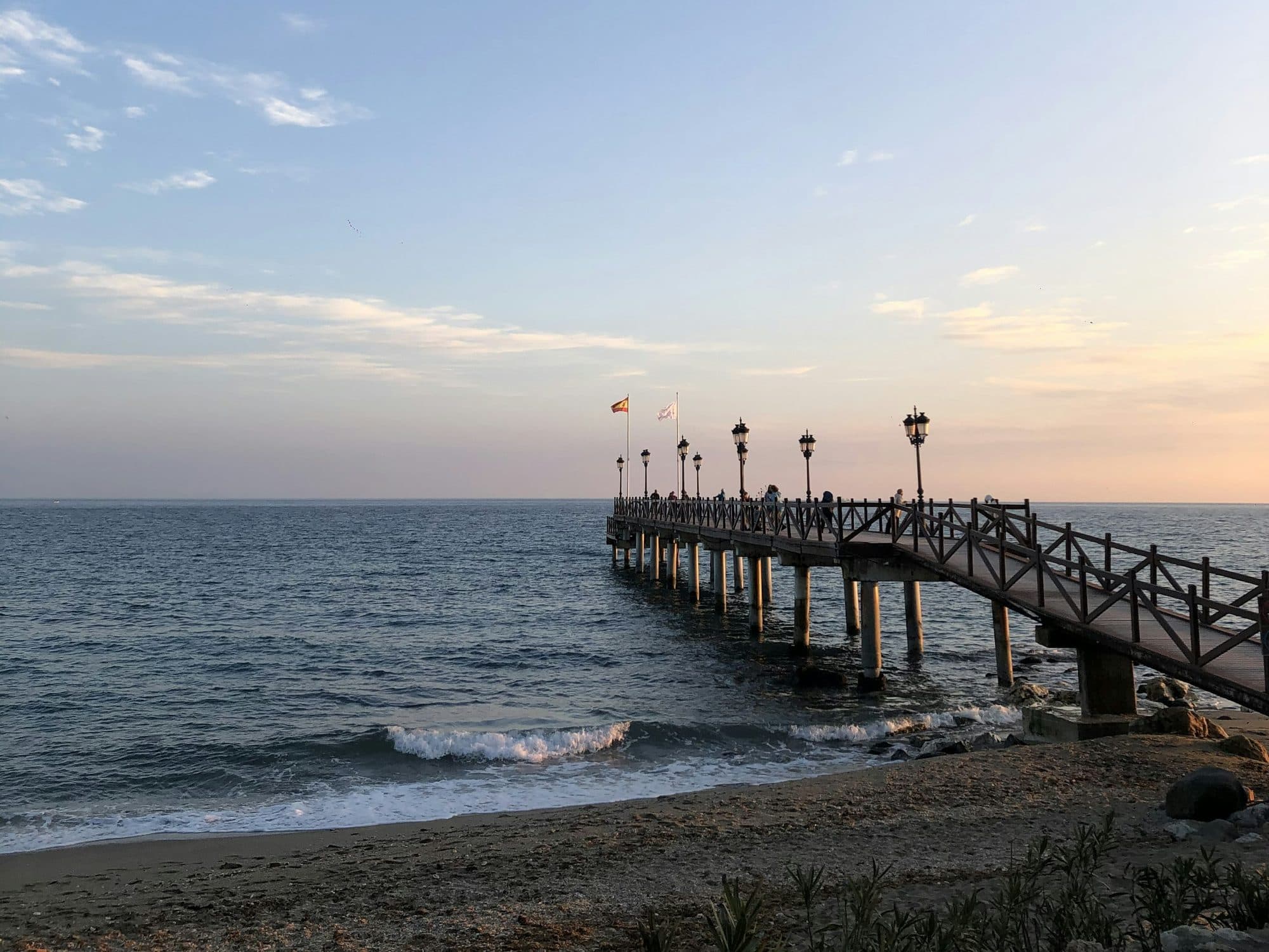 Seebrücke in Marbella am Meer bei Sonnenuntergang