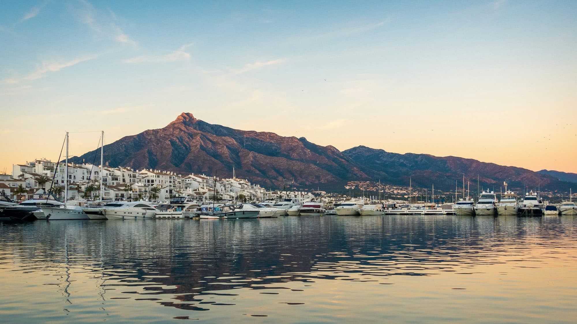 Hafen von Puerto Banús in Marbella mit dem Berg La Concha in der Abendsonne