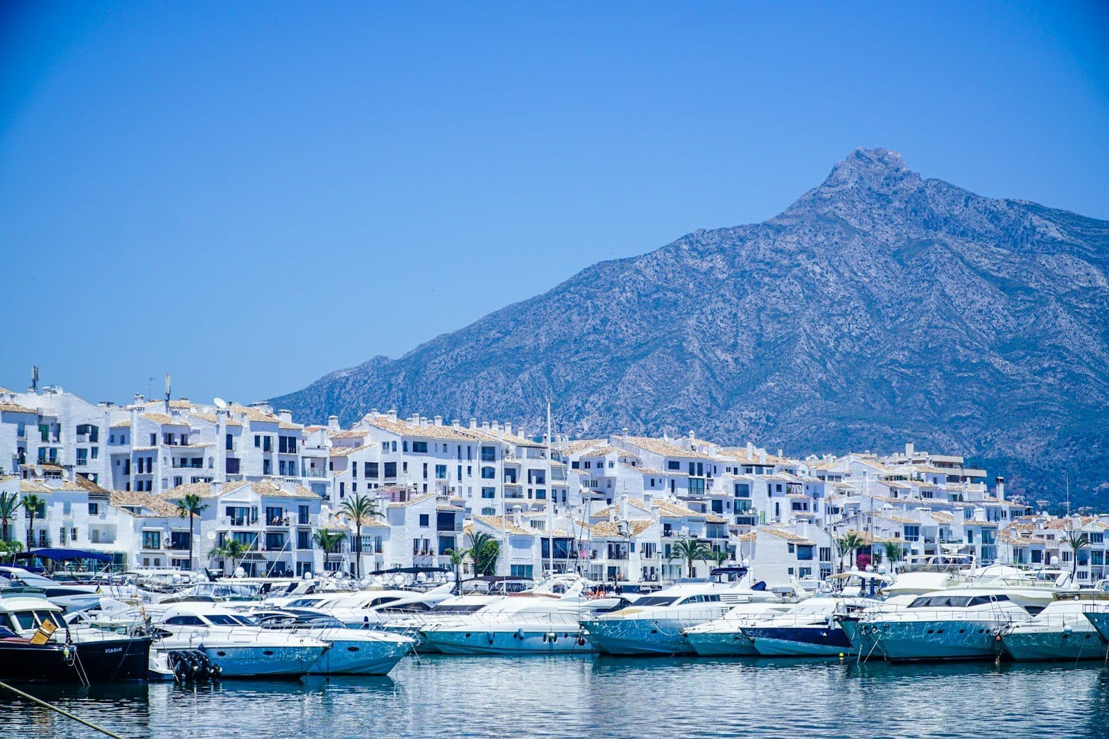 Yachthafen Puerto Banús mit weißen Häusern vor dem Berg La Concha